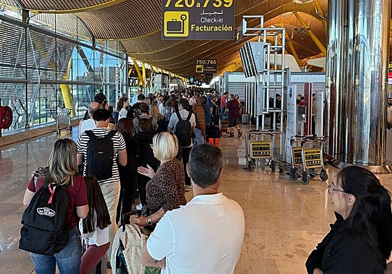 Largas colas para atravesar el control en Barajas.