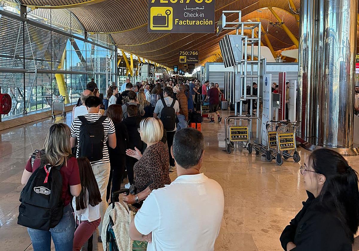 Largas colas para atravesar el control en Barajas.