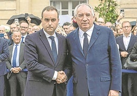 Bayrou (dcha) saluda a su sucesor, Lecornu.