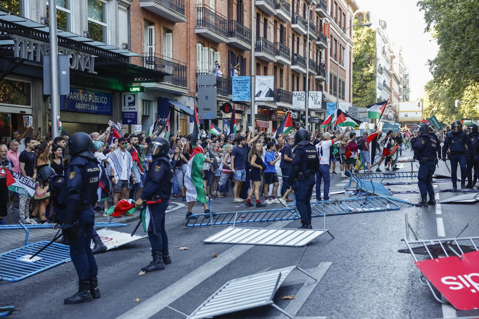 Los manifestantes propalestinos rompen el cordón policial para impedir el paso de la Vuelta