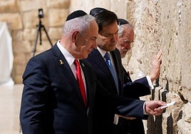 El secretario de Estado de EE UU, Marco Rubio, visitó el Muro de las Lamentaciones en Jerusalén acompañado por el primer ministro israelí, Benjamín Netanyahu.