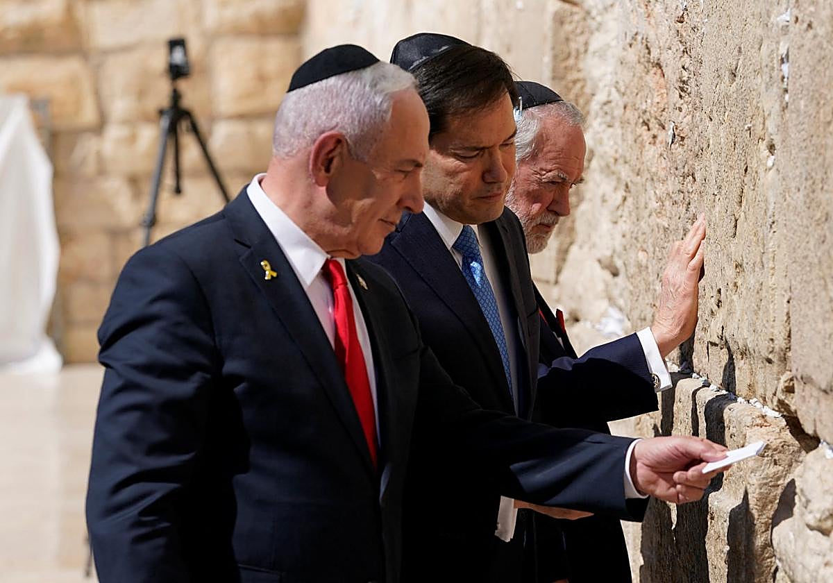 El secretario de Estado de EE UU, Marco Rubio, visitó el Muro de las Lamentaciones en Jerusalén acompañado por el primer ministro israelí, Benjamín Netanyahu.