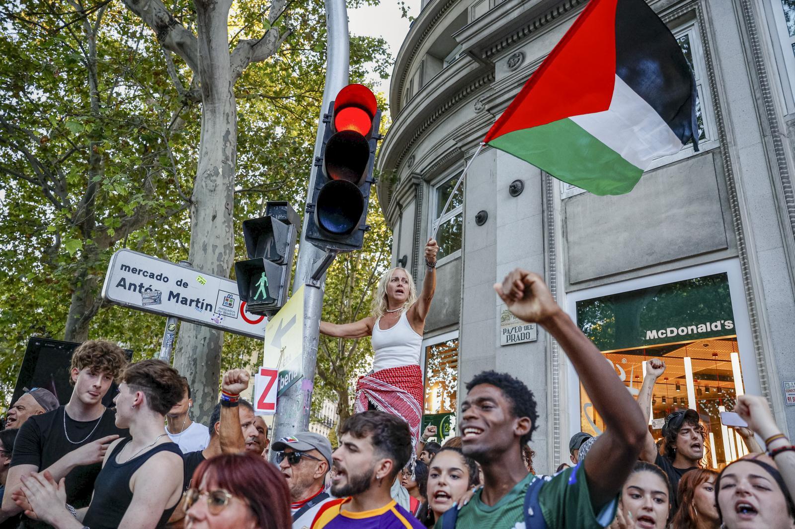Manifestantes propalestinos cortan el recorrido de los ciclistas en el Paseo del Prado