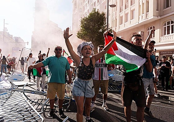 Un grupo de manifestantes, en la Gran Vía.