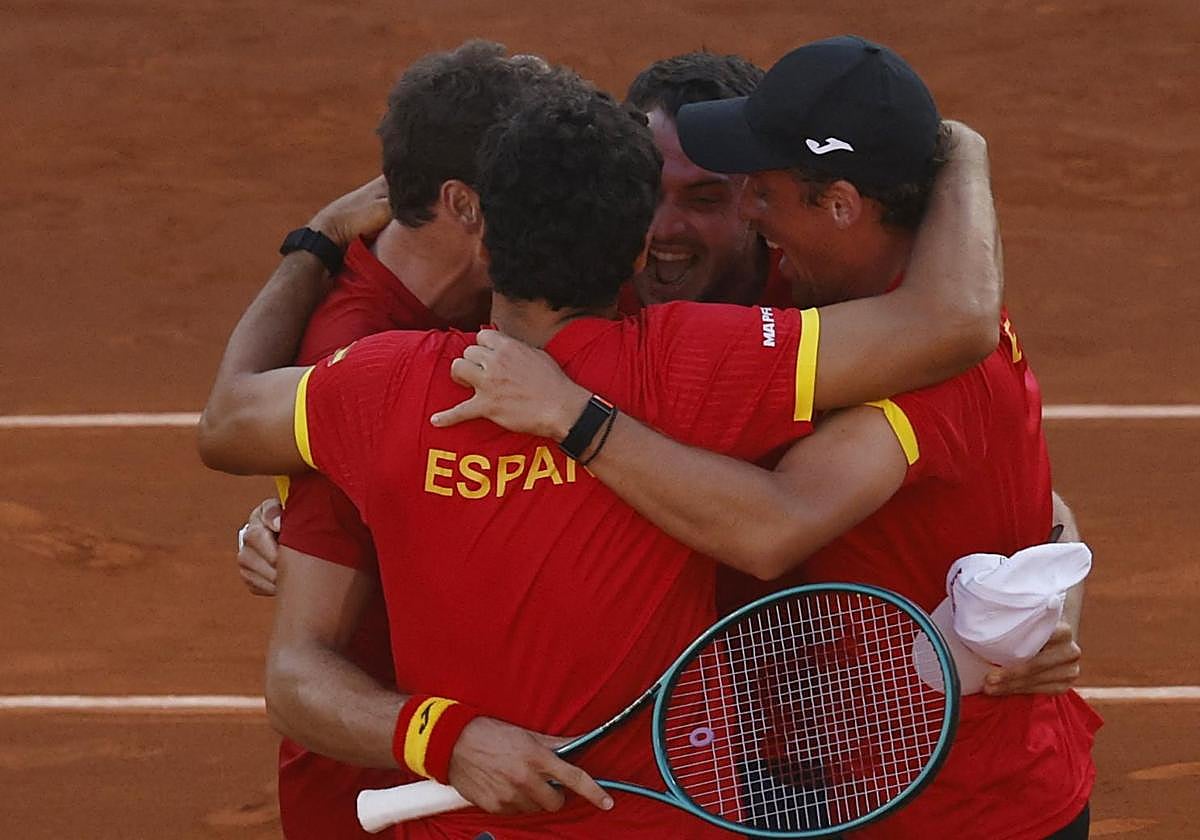 Los tenistas españoles celebran su remontada ante Dinamarca.