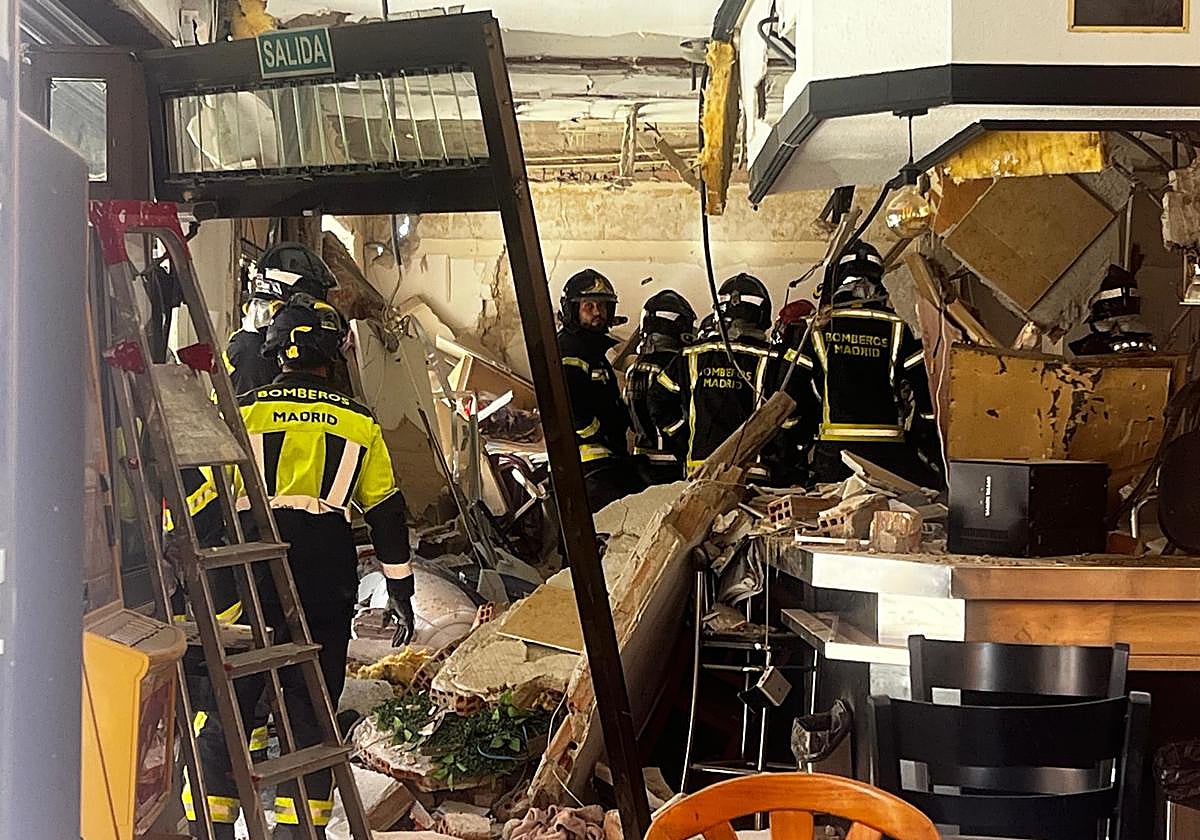 Los Bomberos hallan el cuerpo sin vida de un hombre bajo los escombros de la explosión en un bar en Vallecas