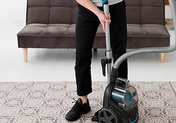 La solución para una limpieza profunda de sofás y alfombras es esta aspiradora con agua para tapicería