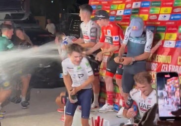 El podio improvisado de La Vuelta se celebró en el parking de un hotel y subidos a neveras