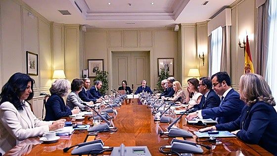 El bloque conservador del CGPJ denuncia a una delegación europea los «ataques» de Sánchez