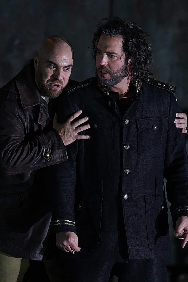 Gabriele Viviani (Iago), Brian Jagde (Otello) en un momento de la ópera.
