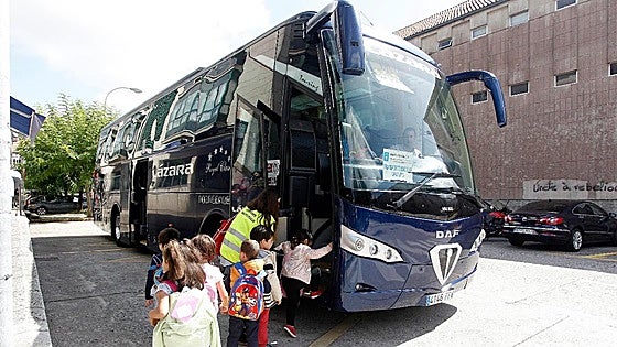 Multas de hasta 200 euros por parar o estacionar a la puerta del colegio