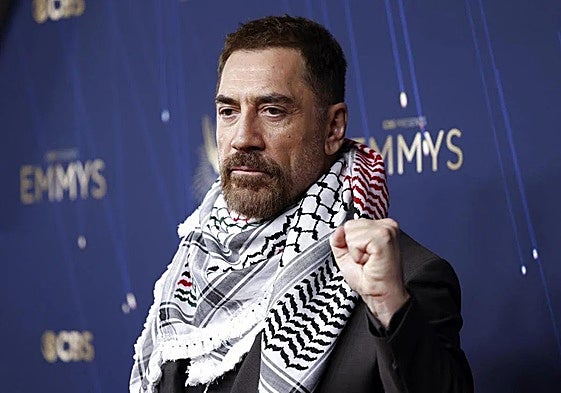 Bardem con el puño cerrado y el pañuelo palestino.