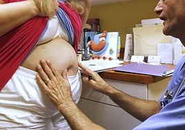 Imagen de archivo de un cirujano bariátrico con una paciente con sobrepeso.