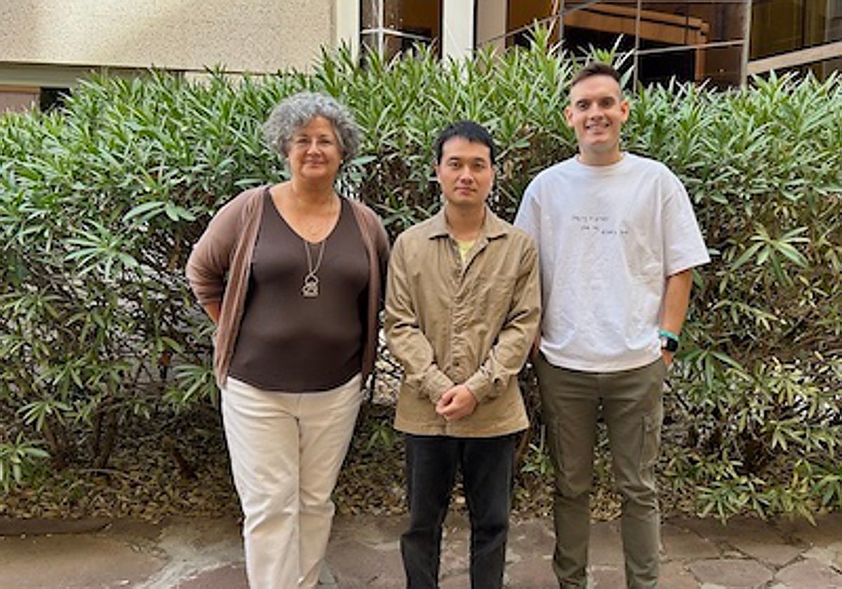 Núria Malats, Nannan Xue y Sergio Checa, en el Centro Nacional de Investigaciones Oncológicas (CNIO).
