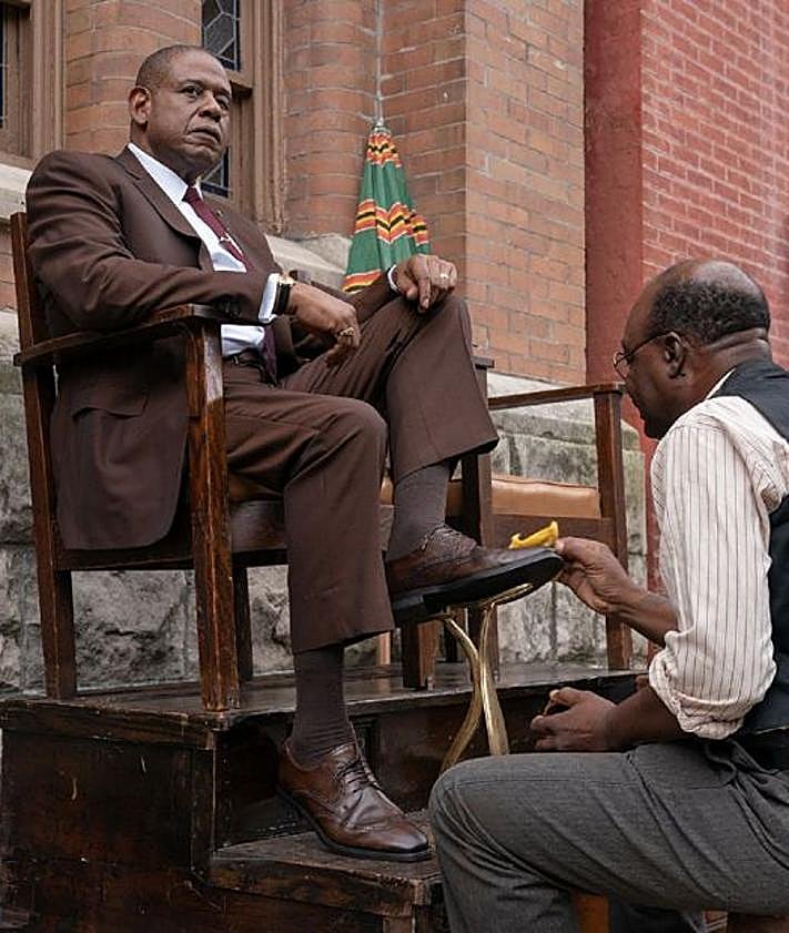 Imagen secundaria 2 - Arriba, Wagner Moura, en 'Narcos'; debajo, Chris Brancato durante su rueda de prensa y un fotograma de 'El padrino de Harlem'.