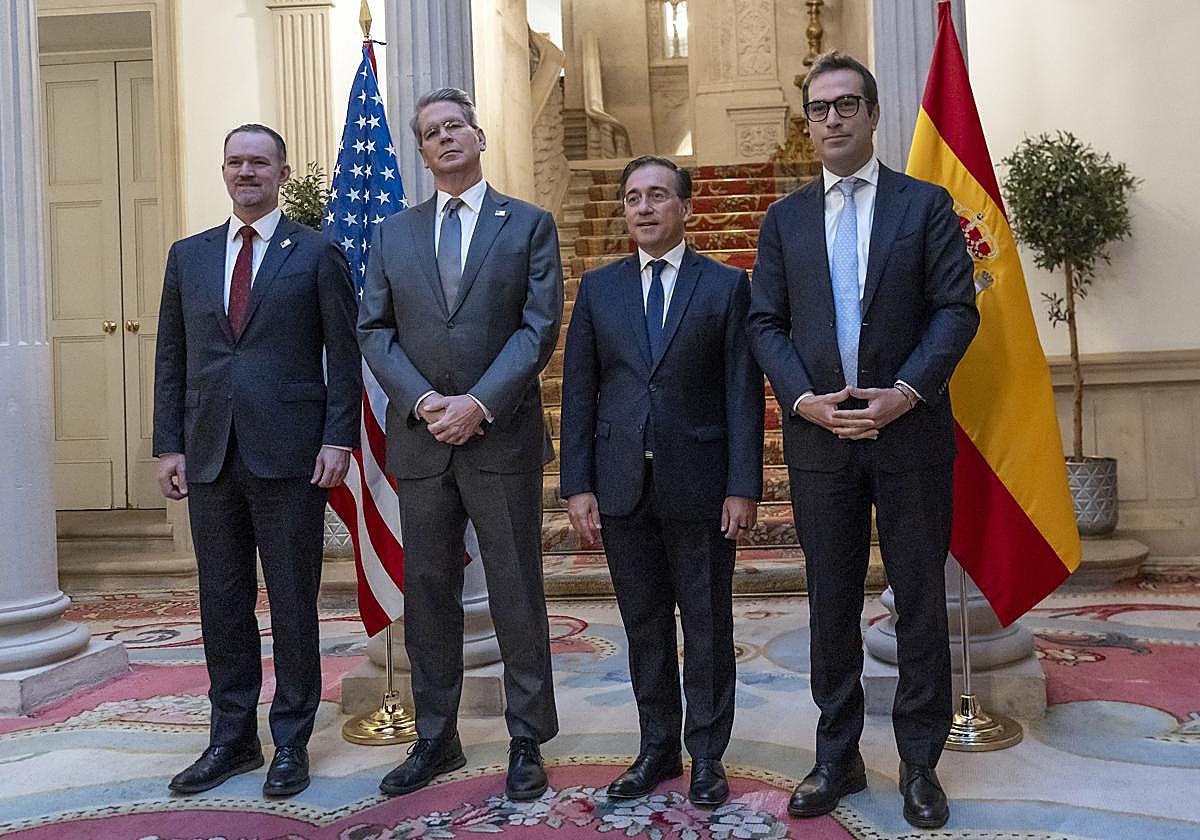 El Gobierno se reúne con el secretario del Tesoro de EE UU en Madrid para tratar la guerra comercial