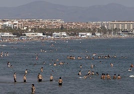 Bañistas se refrescan en aguas de la playa de la Malvarrosa, en Valencia.