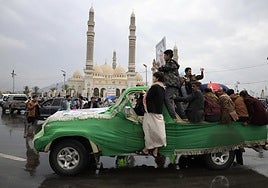 Rebelde hutíes en el funeral de uno de los milicianos.