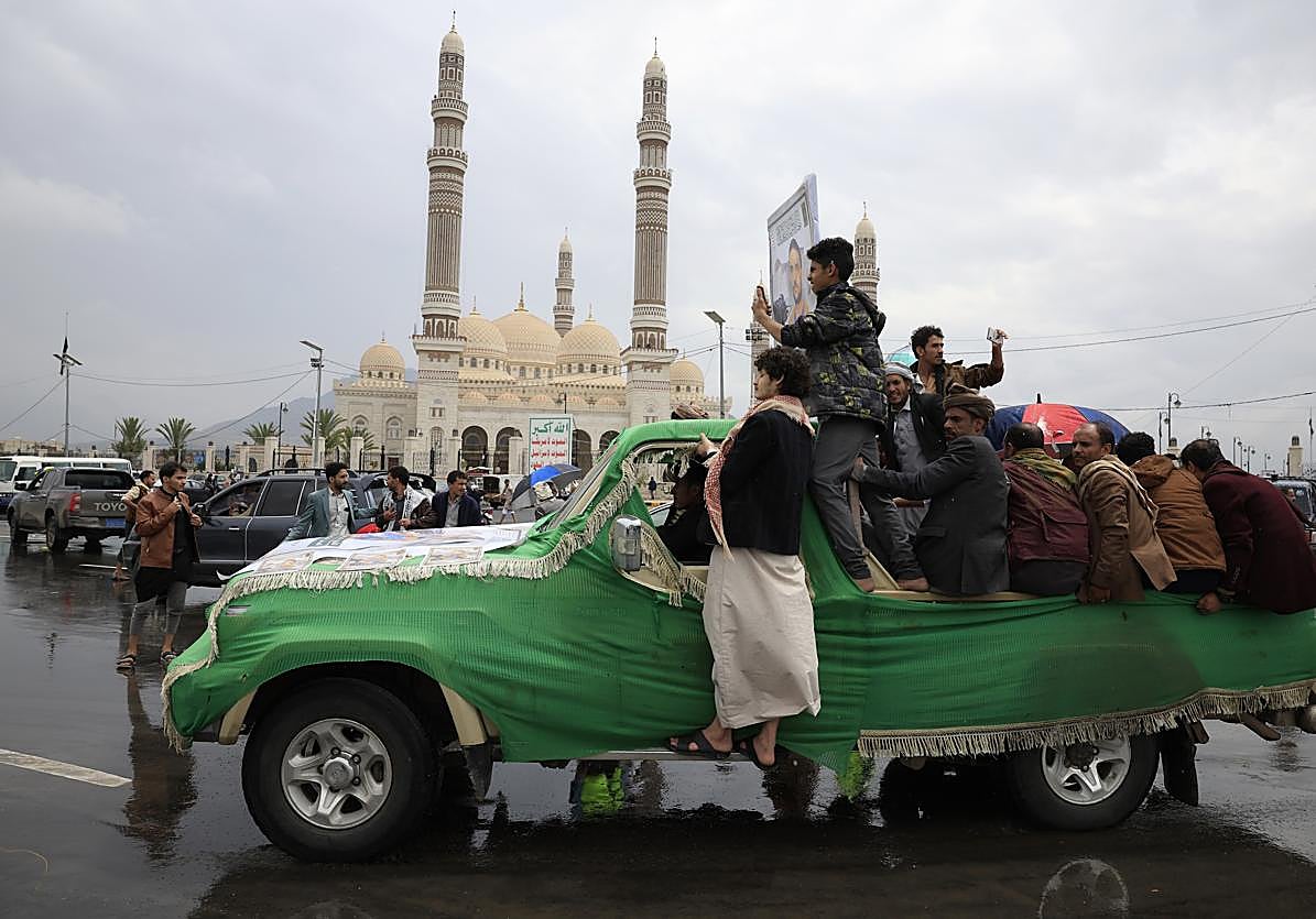 Rebelde hutíes en el funeral de uno de los milicianos.