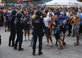 Agentes de la Policía Nacional tratan de contener a aficionados del Olympique de Marsella a su llegada al estadio Santiago Bernabéu.