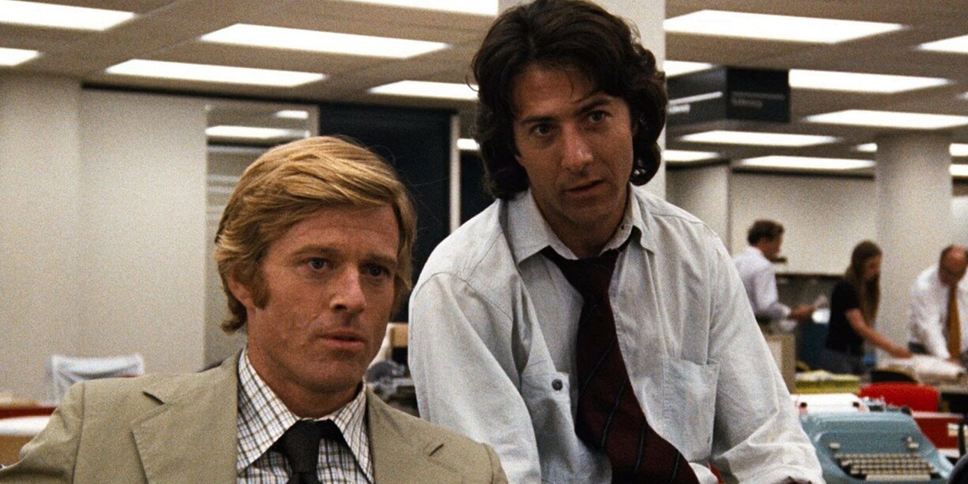 Robert Redford (como Bob Woodward) y Dustin Hoffman (como Carl Bernstein) en una escena de la película 'Todos los hombres del presidente' (1976).