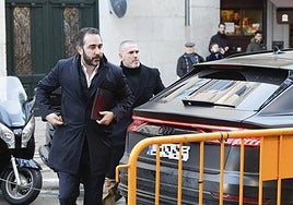 Víctor de Aldama acude al Tribunal Supremo a declarar escoltado por Dani 'Desokupa'.