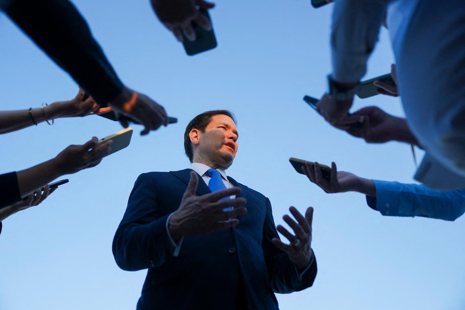 Marco Rubio hace declaraciones a los periodistas israelíes antes de partir hacia Qatar.