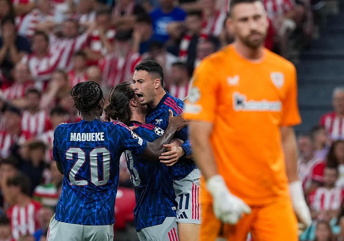 Los jugadores del Arsenal celebran el gol de Martinelli que destrozó al Athletic.