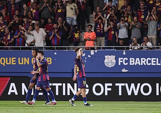 Los jugadores del Barcelona celebran uno de los tantos de Fermín en el Johan Cruyff.