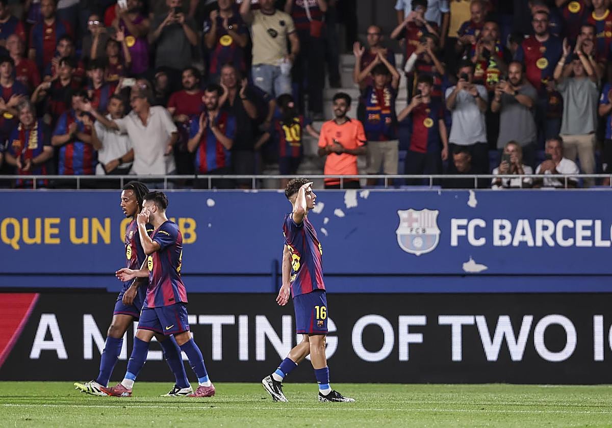 Los jugadores del Barcelona celebran uno de los tantos de Fermín en el Johan Cruyff.
