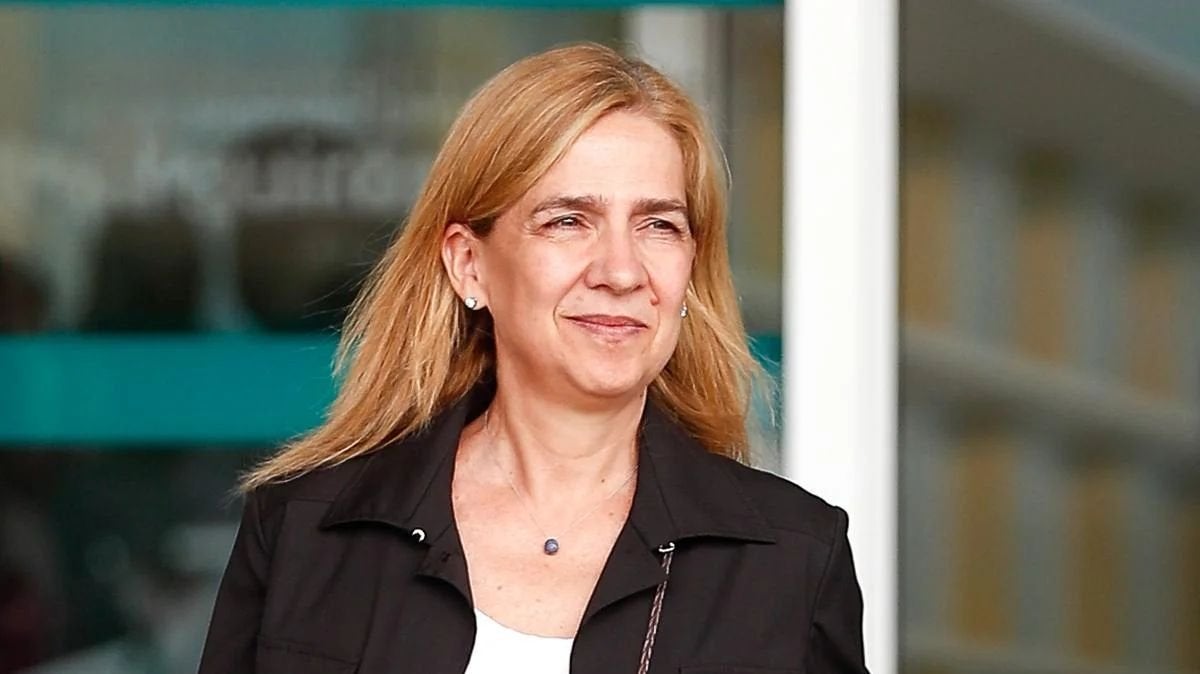 Por qué la infanta Cristina no estaba en Sanxenxo con su hija Irene: pillada en un aeropuerto con un hombre desconocido