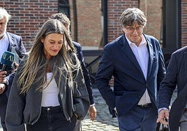 El expresidente catalán Carles Puigdemont, acompañado por la portavoz de Junts, Míriam Nogueras.