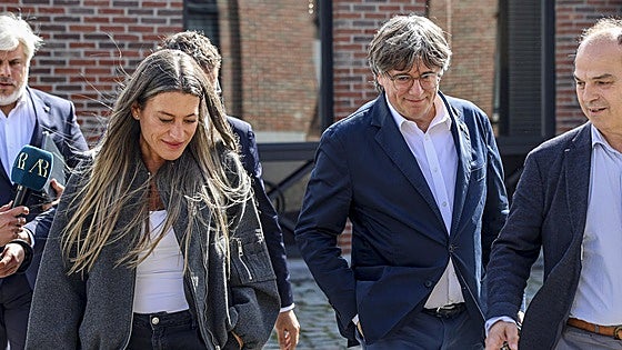 Junts pacta con el PSOE que las empresas de más de 250 empleados atiendan en catalán, incluso fuera de Cataluña