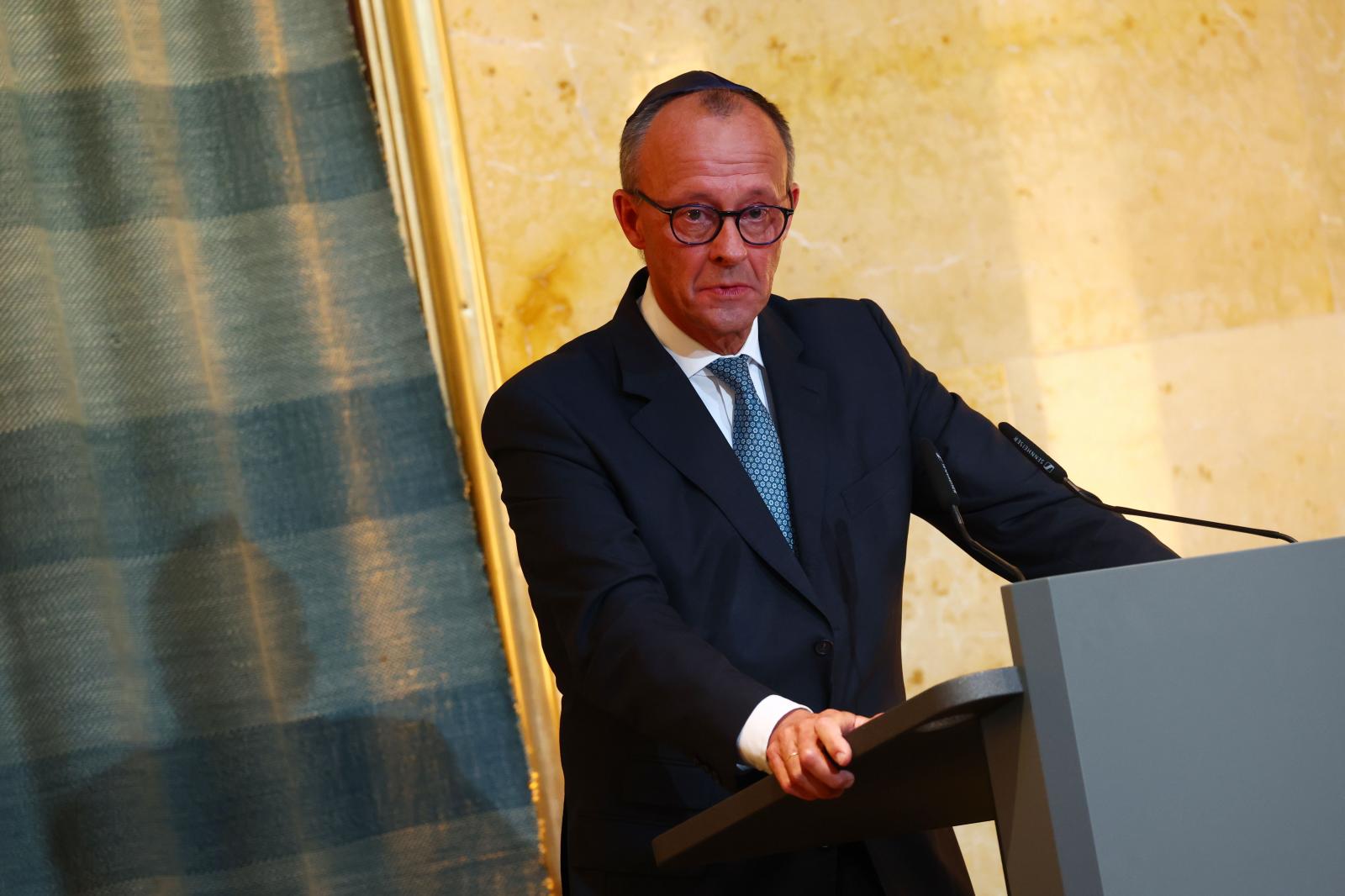 El canciller alemán, Friedrich Merz, visiblemente emocionado en un momento de su discurso en Múnich.