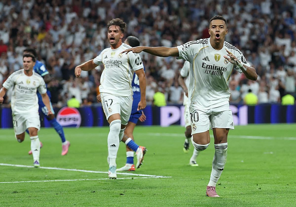 Kylian Mbappé, con Asencio y Brahim en segundo plano, celebra su segundo gol al Marsella.