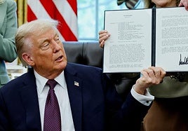 Donald Trump en su aparición semanal para la firma de decretos, este lunes en el Despacho Oval.