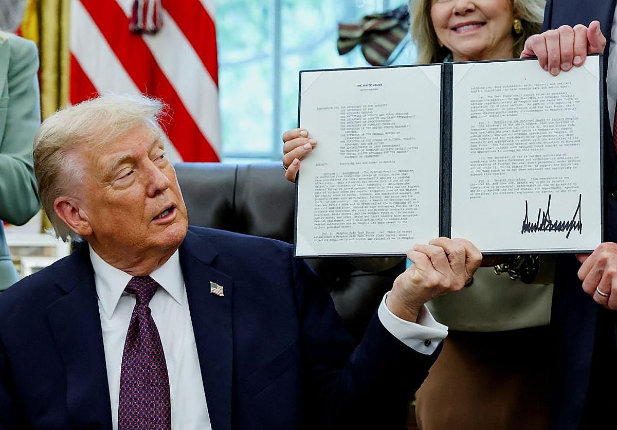Donald Trump en su aparición semanal para la firma de decretos, este lunes en el Despacho Oval.