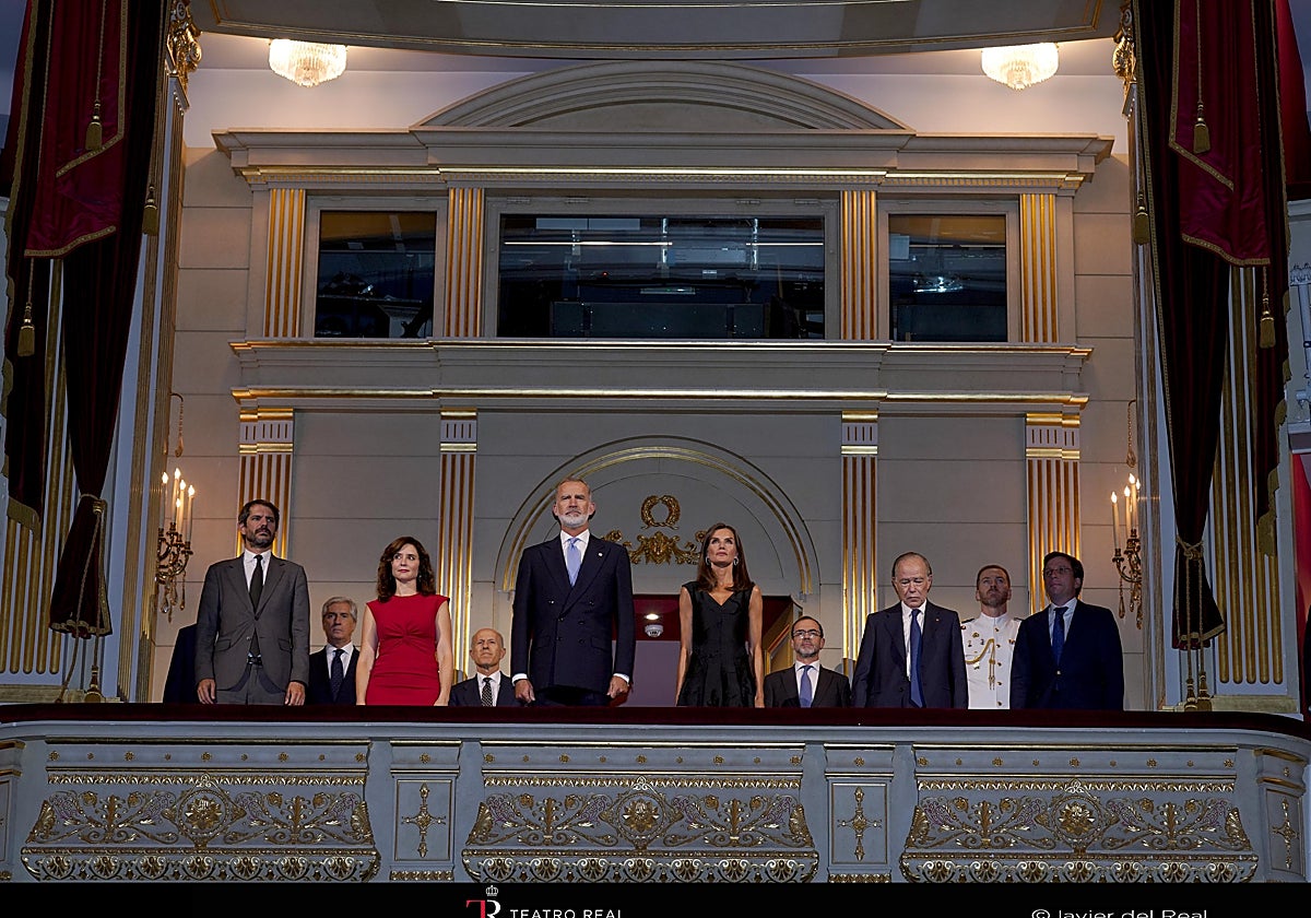 Los Reyes, en el Palco Real del Teatro Real antes de una representación.