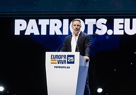 El presidente de VOX, Santiago Abascal, interviene durante el acto político de VOX 'Europa Viva 2025', en el Palacio de Vistalegre,
