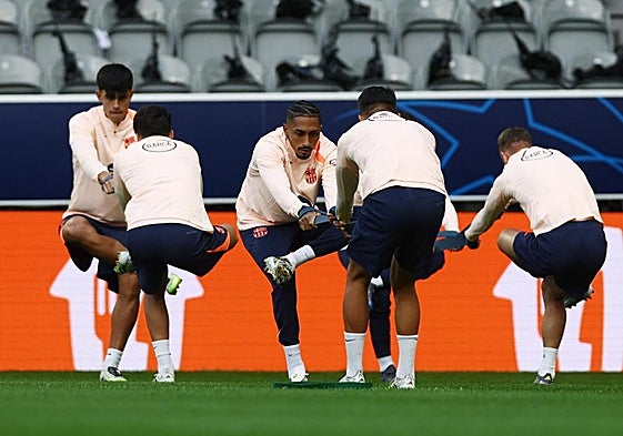 Los jugadores del Barça preparan el partido ante el Newcastle en St. James's Park.