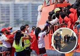 Llegada del cayuco el 24 de agosto al muelle de Arguineguín y traslados de los patronos detenidos en Gran Canaria.