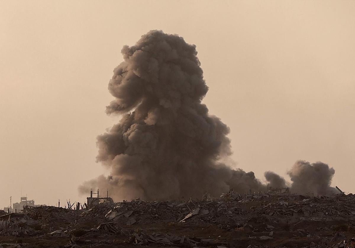 Una enorme columna de humo emerge como consecuencia de un bombardeo israelí sobre Ciudad de Gaza.