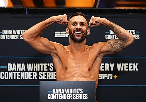 Hecher Sosa en el pesaje del Contender Series.