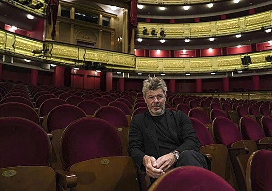 Pablo Heras-Casado posa en el patio de butacas del Teatro Real.