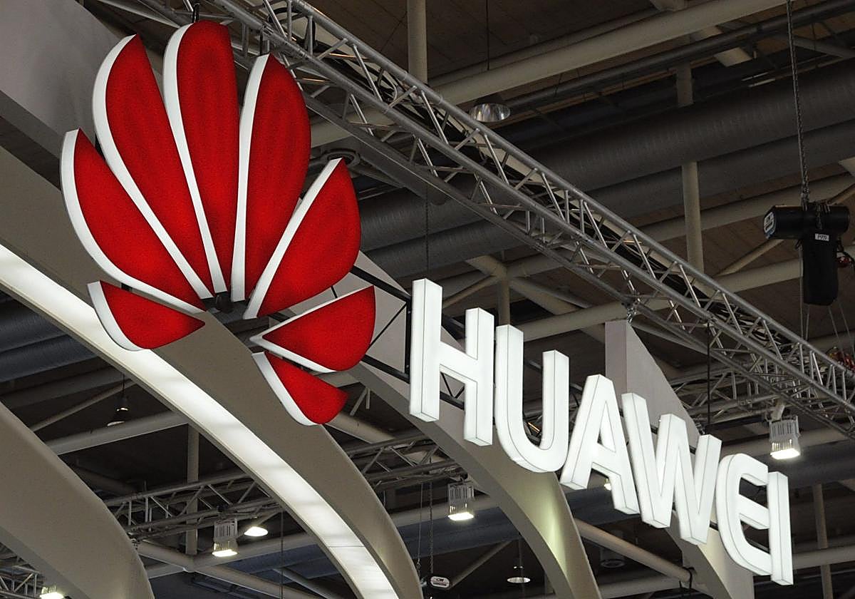 Logotipo de Huawei en una feria comercial de Alemania.