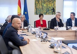 Isabel Rodríguez presenta el Plan Estatal de Vivienda ante sindicatos y empresarios.