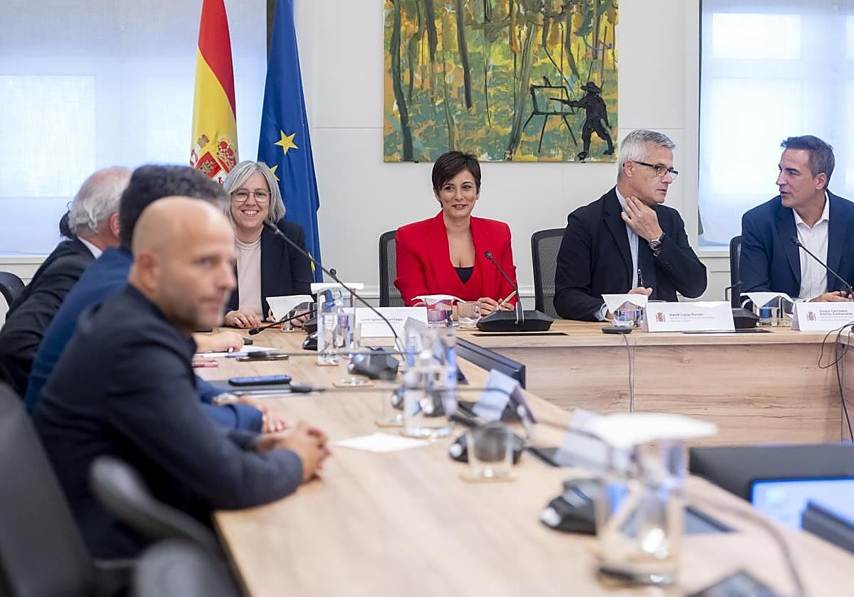 Isabel Rodríguez presenta el Plan Estatal de Vivienda ante sindicatos y empresarios.