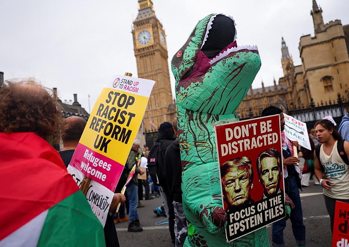 Imagen secundaria 1 - Una multitud muestra su descontento hacia Trump en el centro de Londres.