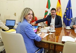 La consejera de Autogobierno, Maria Ubarretxena, y el secretario de Estado de Trabajo, Joaquín Pérez Rey, este miércoles en Madrid.