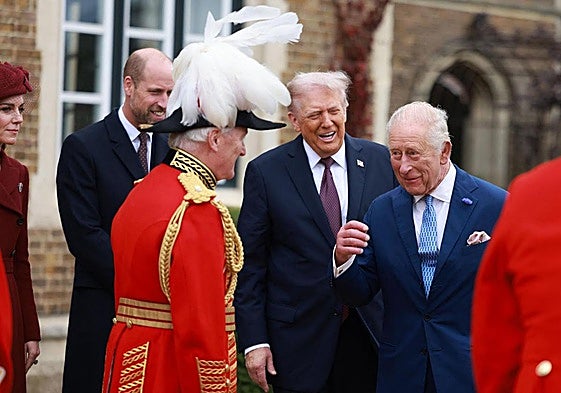 Donald Trump, sonriente tras ser recibido este miércoles por el rey Carlos II en el castillo de Windsor.